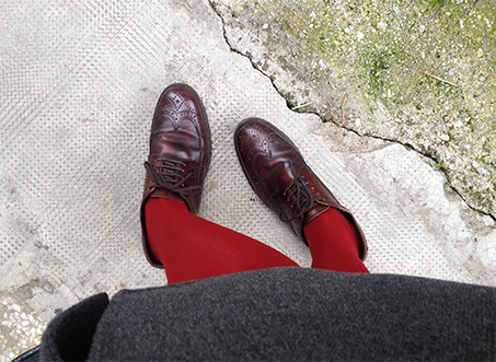brown-brogues-red-tights